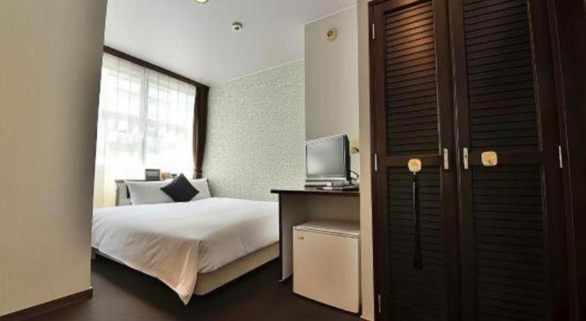 Hotel Livemax Budget Naha Tomarikou Exteriör bild